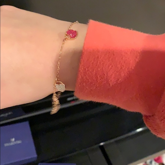 BRAND NEW SWAROVSKI heart charm bracelet - Picture 4 of 6